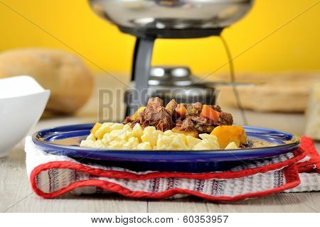 Piatto di Gulasch con gnocchetti ungheresi