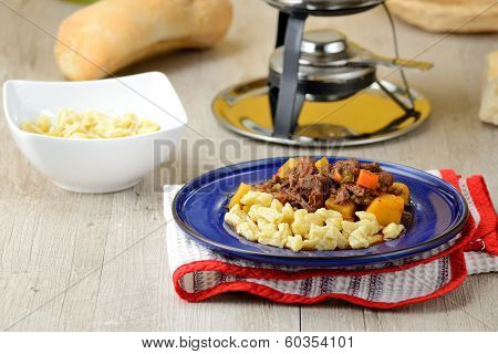 Piatto di Gulasch con gnocchetti ungheresi