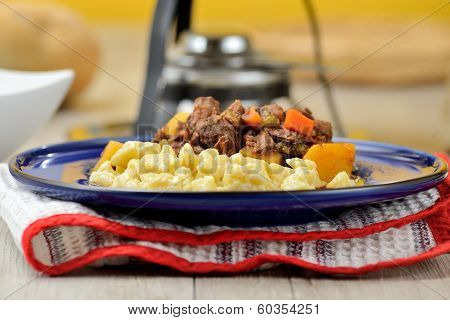 Piatto di Gulasch con gnocchetti ungheresi