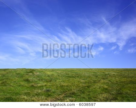 Hayfield a modrá obloha