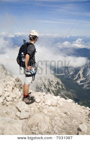 Bergsteiger auf dem Gipfel des Jalovec Peak in Julischen Alpen Slowenien