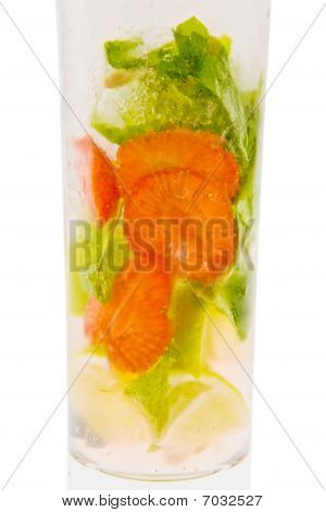 elegante kÃ¶stlichen Cocktail auf weiÃŸem Hintergrund