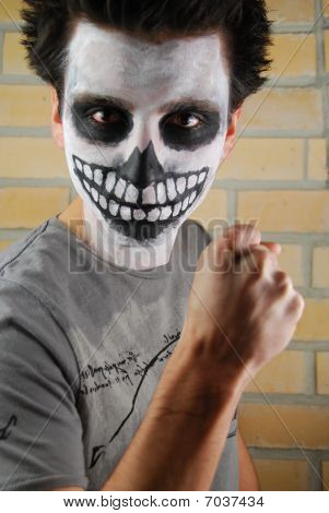 Retrato de um assustador esqueleto cara (carnaval, pintura de rosto)