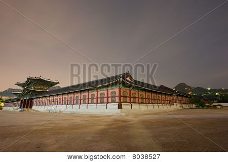 Moody Gyeongbokgung Palace éjjel