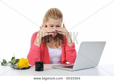 Ragazza piangeva In ufficio.
