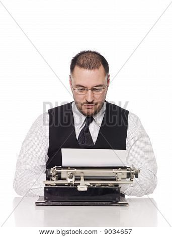 Man met vintage schrijfmachine