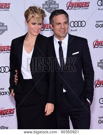 LOS ANGELES - APR 14:  Mark Ruffalo & Sunrise Coigney arrives to the Marvel's 