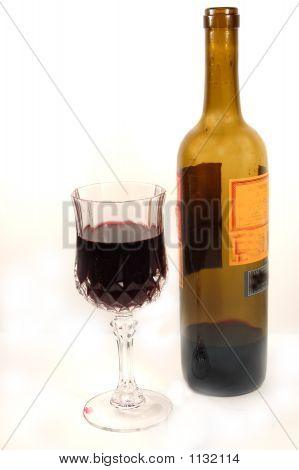 Vino rosso su bianco