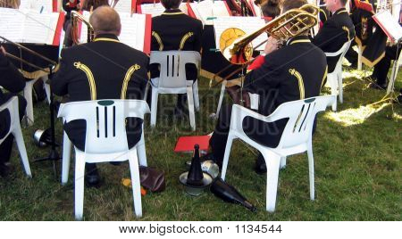 Banda musical, tocando Trombones em concerto ao ar livre