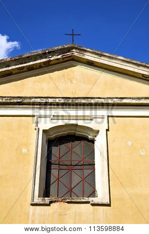 Rose Window  Italy  Lombardy      The Abbiate    Old     Closed Brick     Tile