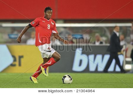 เวียนนา ออสเตรีย - 3 มิถุนายน David Alaba (#8 ออสเตรีย) เตรียมเข้าศูนย์ลูกระหว่างยูโร 2012