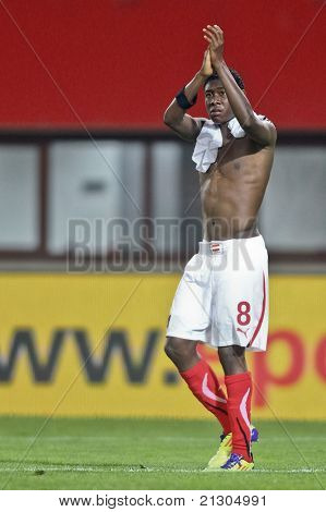 เวียนนา ออสเตรีย - 3 มิถุนายน David Alaba (#8 ออสเตรีย) applauds แฟน ๆ หลังจากแกมฟุตบอลยูโร 2012