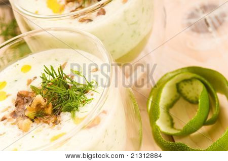 Tarator - soupe froide bulgare traditionnelle de Summer
