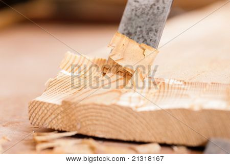 ช่างไม้ทำงานกับสิ่วในเวิร์ค อย่างใกล้ชิดในสิ่ว