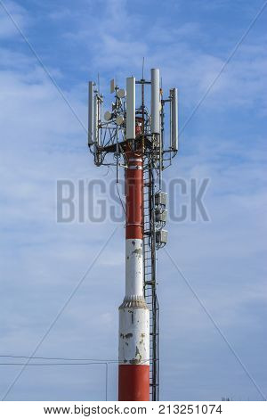 Tower with communication antennas with receptors and emitters.