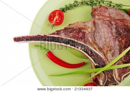 santoreggia: alla griglia ricambio rib sul piatto verde con timo pepe e pomodoro isolato su sfondo bianco