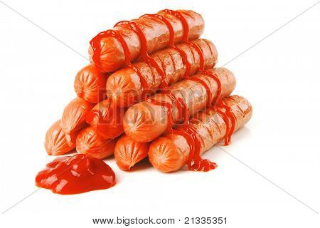 Pirâmide de salsichas com ketchup sobre fundo branco