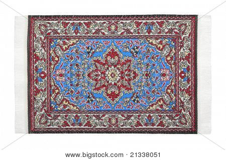 Un tappeto rosso-blu orientale si trova orizzontalmente su sfondo bianco