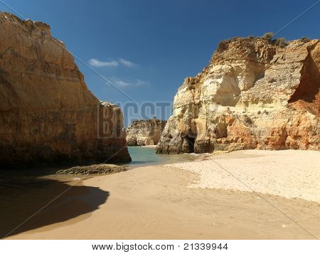 Algarve kıyısında renkli kaya