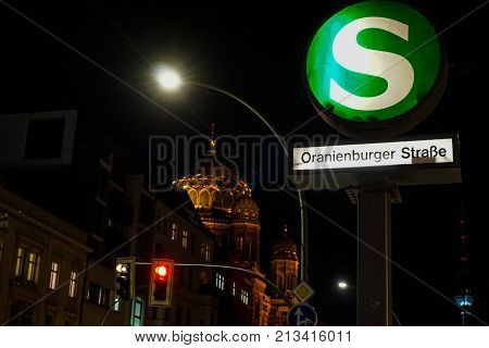 Sbahnhof in Berlin mit Synagoge im Hintergrund an der Organienburger Strasse