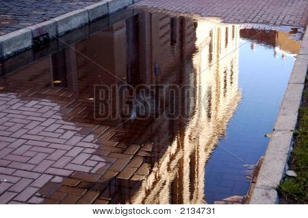 San Pietroburgo, riflessi In una pozzanghera. Dopo una pioggia.
