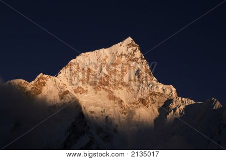 Nuptse ภูเขาในประเทศเนปาล
