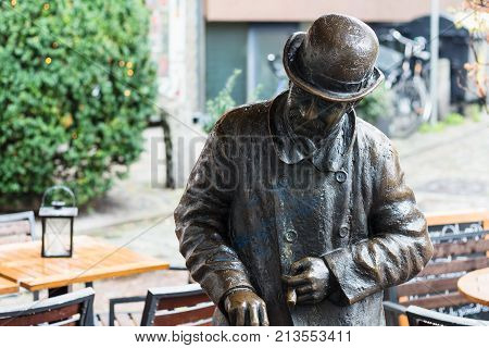 Bronze Figure Of Heini Holtenbeen In Bremen