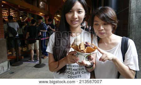 Popular Ophthalmology Eat Ice To See The Old House, Ice Cream Variety And Taste Very Pure
