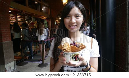 Popular Ophthalmology Eat Ice To See The Old House, Ice Cream Variety And Taste Very Pure