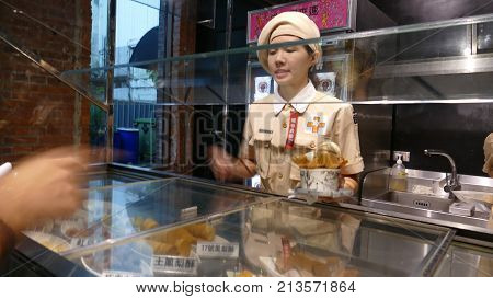 Popular Ophthalmology Eat Ice To See The Old House, Ice Cream Variety And Taste Very Pure