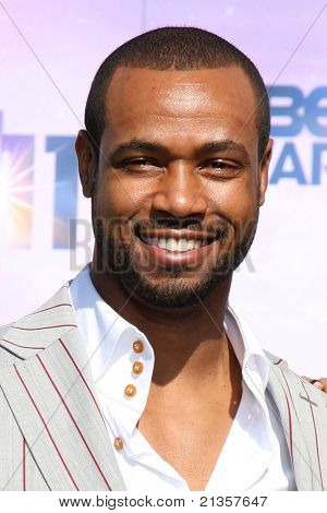 LOS ANGELES - JUN 26: Esajas Mustafa ankommer ellevte årlige BET Awards på Shrine Auditorium på