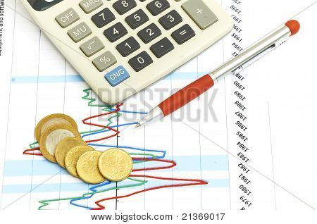 계산기, 동전과 펜 차트에 누워입니다.