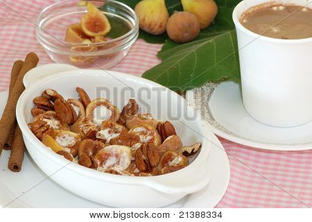 มะเดื่อและ Pecans ในครีมเปรี้ยว