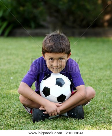 Jovem Latino menino com bola de futebol