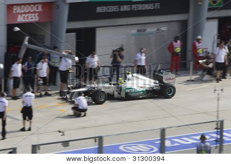 Nico Rosberg yaptığı pit alanına girmişken