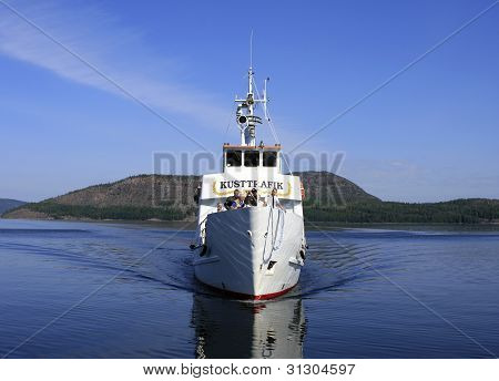 COSTA ALTA, SUÉCIA - POR VOLTA DE AGOSTO DE 2009. O tráfego de barcos locais, chamadas em uma ponte.