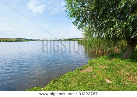 Kesän Aki järvi