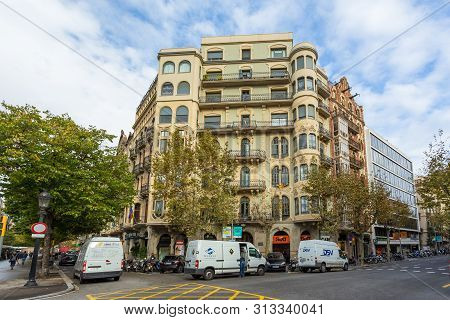 Barcelona, Spain- 10 November 2014: Facade Of A Historic Tenement At Rambla De Catalunya, Eixample D