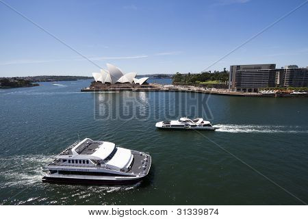 Se på færgerne i Sidney Harbour med Opera House