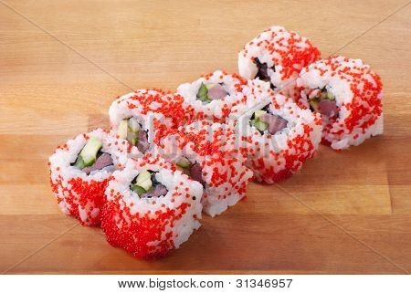 California Sushi Rollen auf Holzplatte