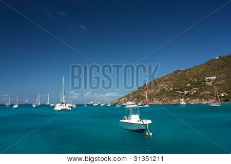 Eau claire torquoise, île tropicale dans les Caraïbes, yachts et bateaux