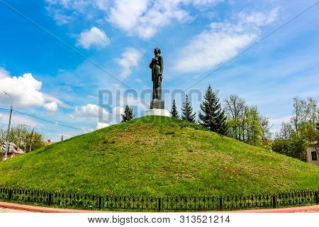 Maloyaroslavets, Russia - May 2016: The Military Grave Of The Great Patriotic War Of 1941-1945 And T