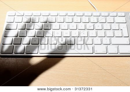 Hackere hånd svævende Over en Computer-tastatur