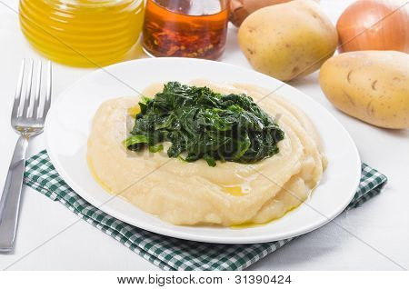 Fava fasulye püre ıspanak üzerinde beyaz yemek ile.