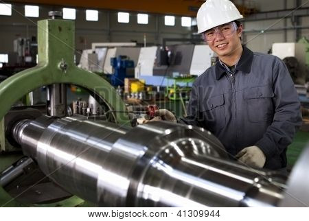 Asijské mužské průmyslové mechanik