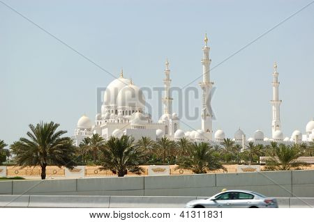 Abu Dhabi, Emirados Árabes Unidos - 11 de junho: A vista da auto-estrada em mesquita Sheikh Zayed Grand em 11 de junho de 2012 em Abu