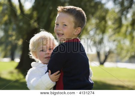 Jovens irmãos segurando uns aos outros