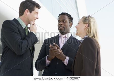 drei Firmen durch den Bau reden und lächelnd outdoors ständigen