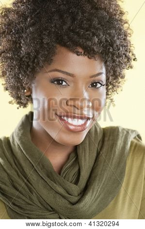 微笑与偷了非洲裔美国女人肖像圆了她的脖子上的彩色背景