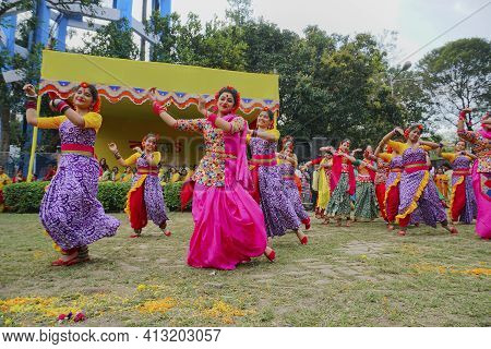 Kolkata, West Bengal, India - 9th March 2020 : Smiling Young Bengali Girl Dancers Dressed In Colorfu